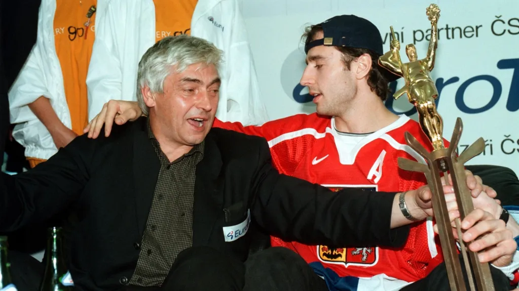 Martin Ručinský v objetí s trenérem Ivanem Hlinkou