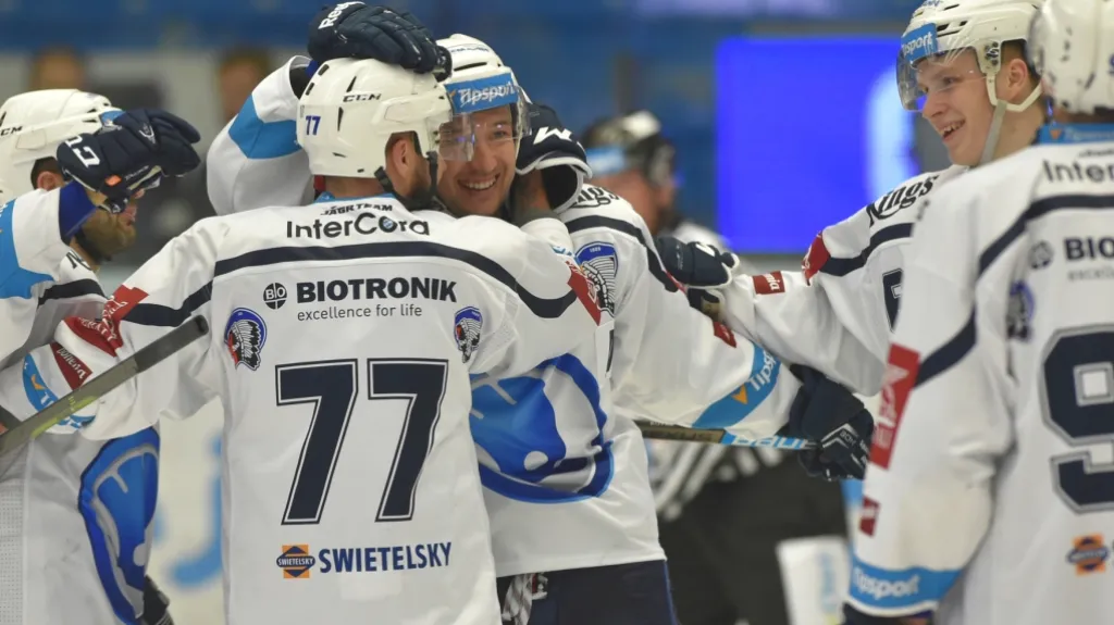 Milan Gulaš (č. 77) v objetí s Janem Kovářem