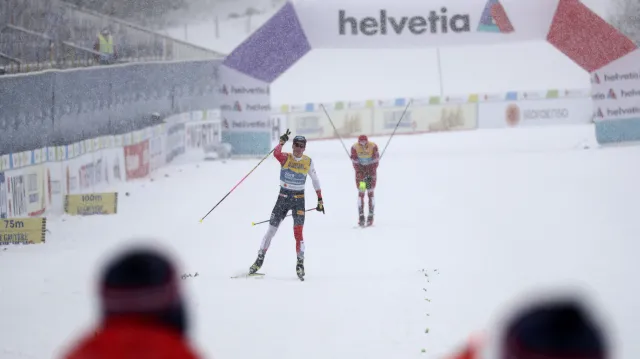 Souboj Klaeba s Bolšunovem v závěru štafetového závodu