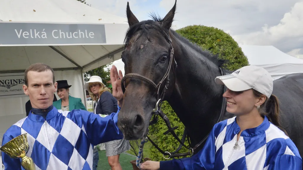 Cheeky Chappie (uprostřed) s žokejem Chaloupkou