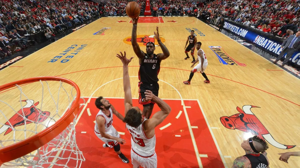 LeBron James střílí na koš v utkání proti Chicagu