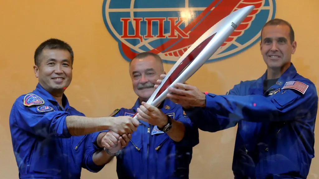 Posádka Sojuzu pózuje s olympijskou pochodní