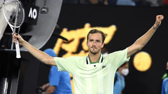 Medveděv reptal, pak postoupil do finále AO