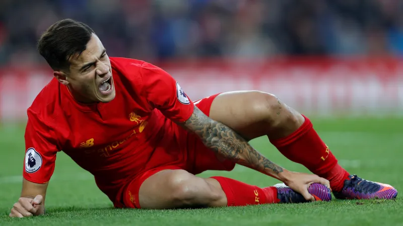Philippe Coutinho se svíjí s bolestivou grimasou na trávníku