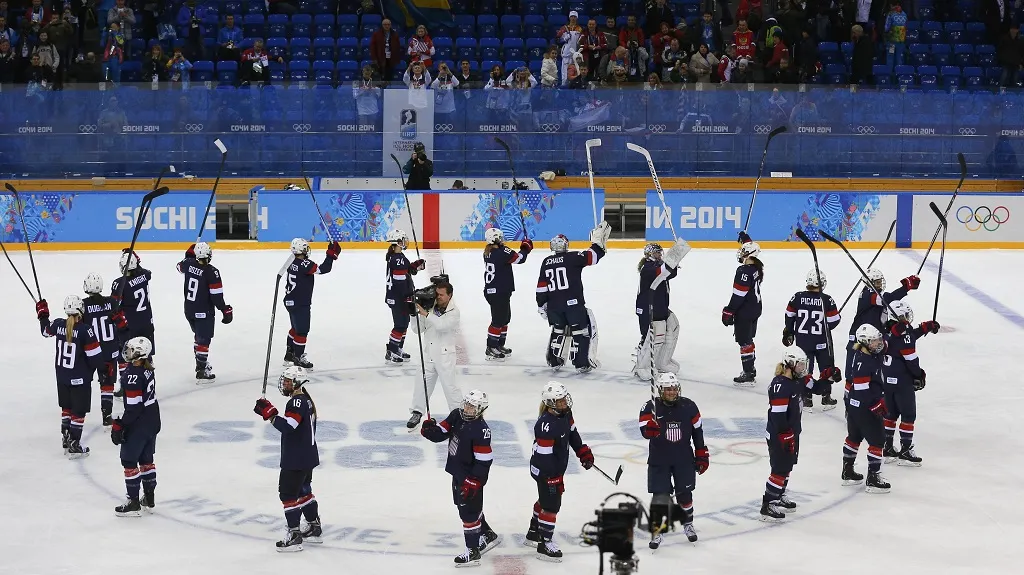 Američanky děkují publiku po postupu do olympijského finále