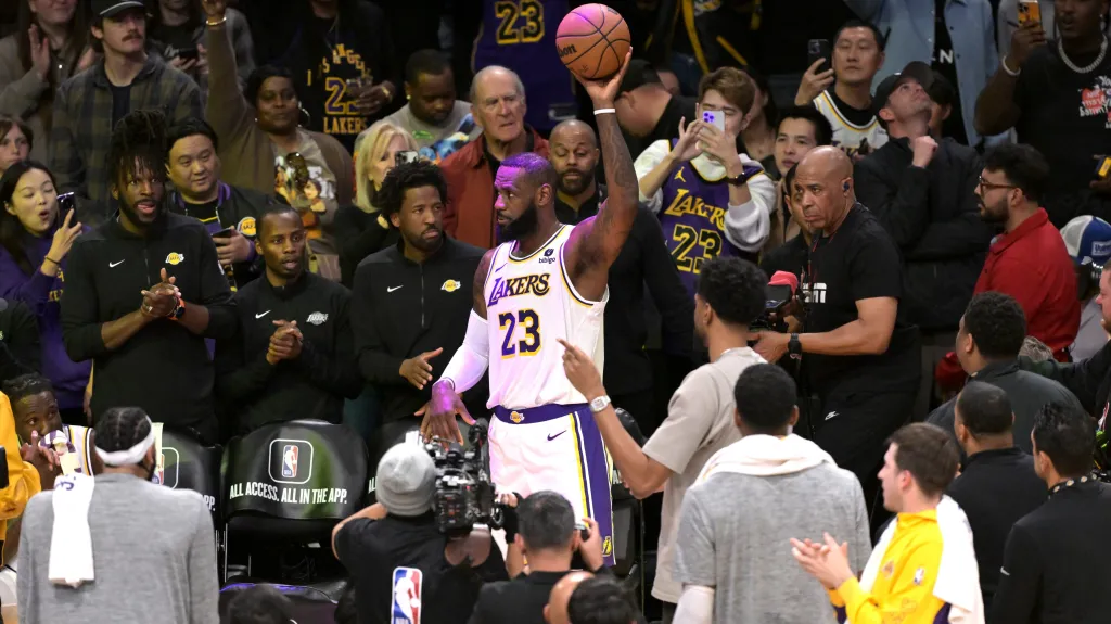 LeBron James si užívá aplaus fanoušků po překonání hranice 40 000 bodů