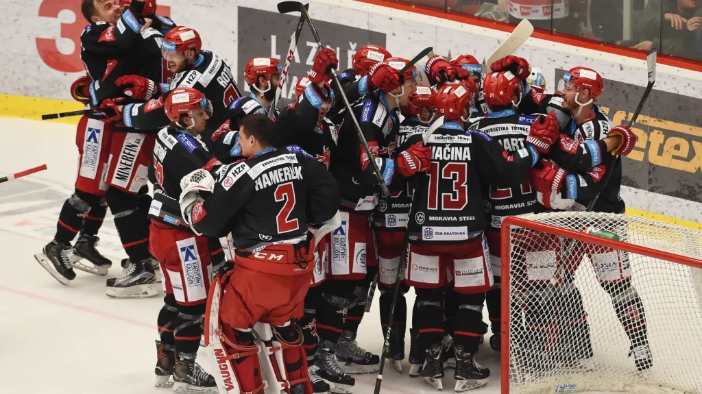 Radující se hokejisté Třince