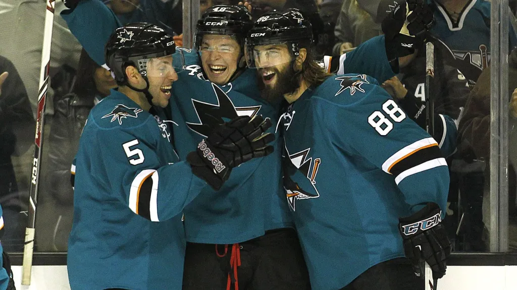 Tomáš Hertl (uprostřed) slaví se spoluhráči