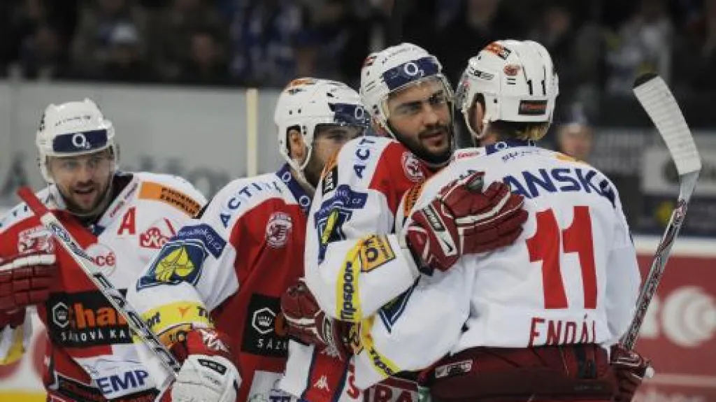 Hráči Slavie se radují z gólu