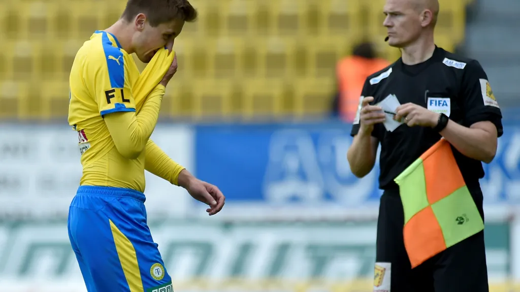 Jan Shejbal z Teplic opouští hřiště po vyloučení v utkání s Mladou Boleslaví