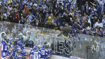 Hokejisté Brna slaví výhru na ledě Slavie