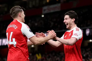 Viktor Gyökeres a Declan Rice z Arsenalu slaví gól
