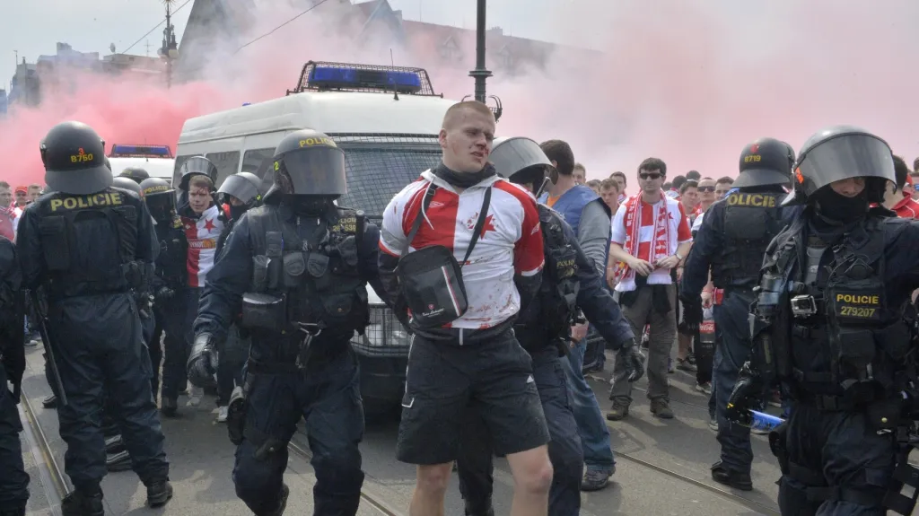 Policie zasahuje proti fanouškům Slavie
