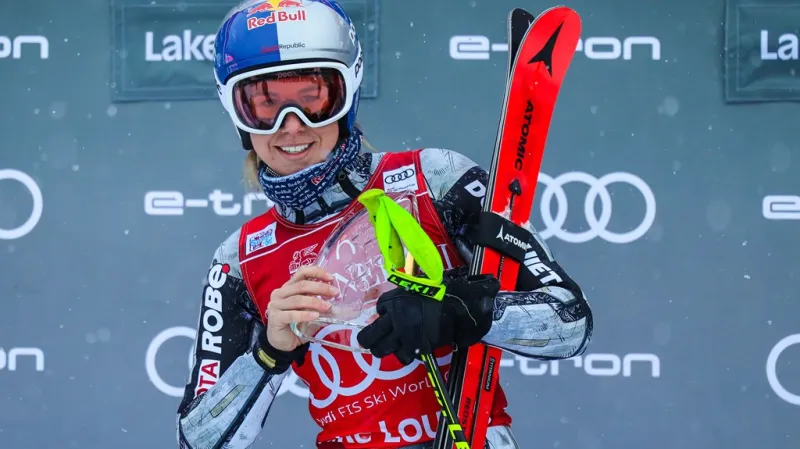 Ester Ledecká s trofejí za vítězství ve sjezdu v Lake Louise