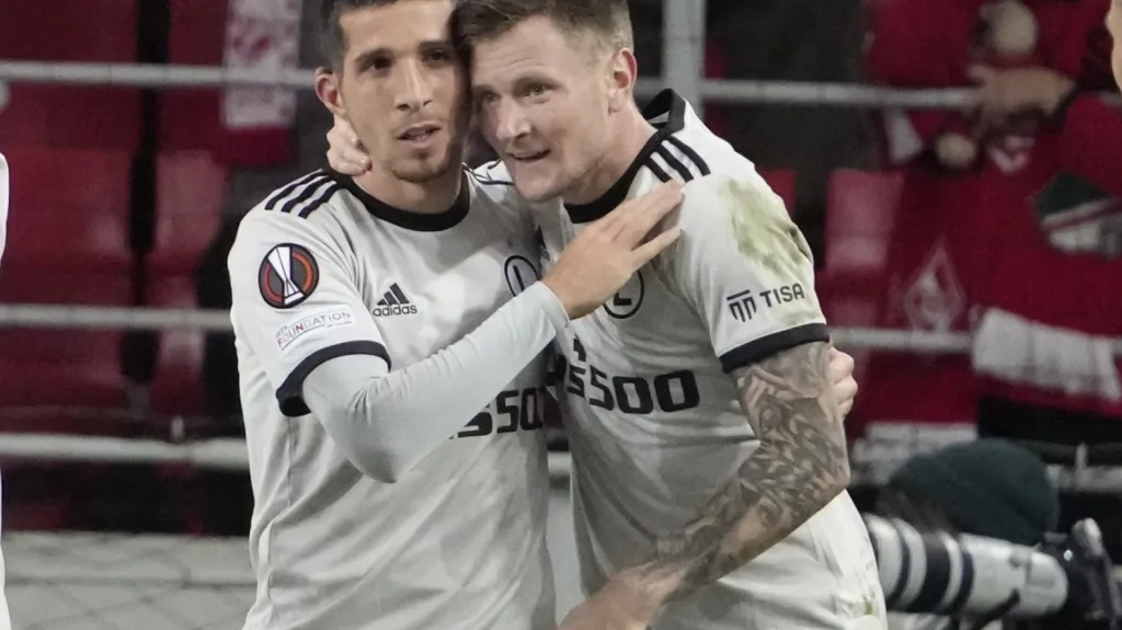Fotbalisté Legie Varšava oslavují gól v Evropské lize