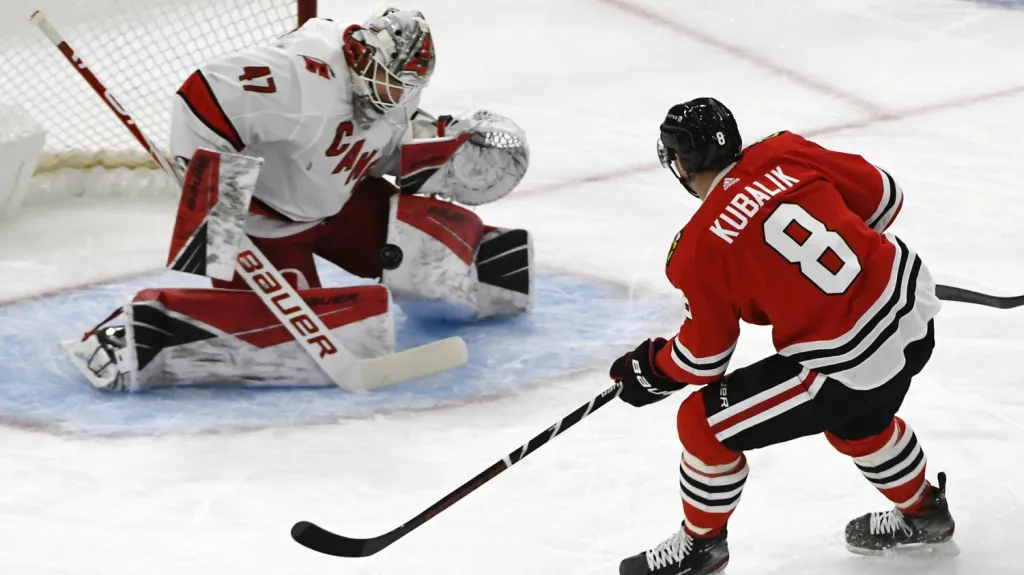 Dominik Kubalík v utkání s Carolinou