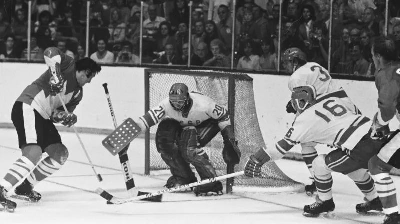 Phil Esposito (vlevo) v Sérii století proti SSSR