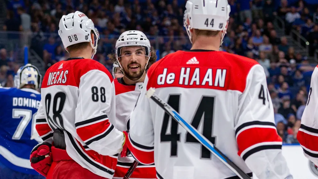 Martin Nečas se raduje se spoluhráči