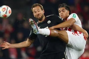 Harry Kane a Jahmai Simpson-Pusey v utkání Kolín nad Rýnem – Bayern Mnichov