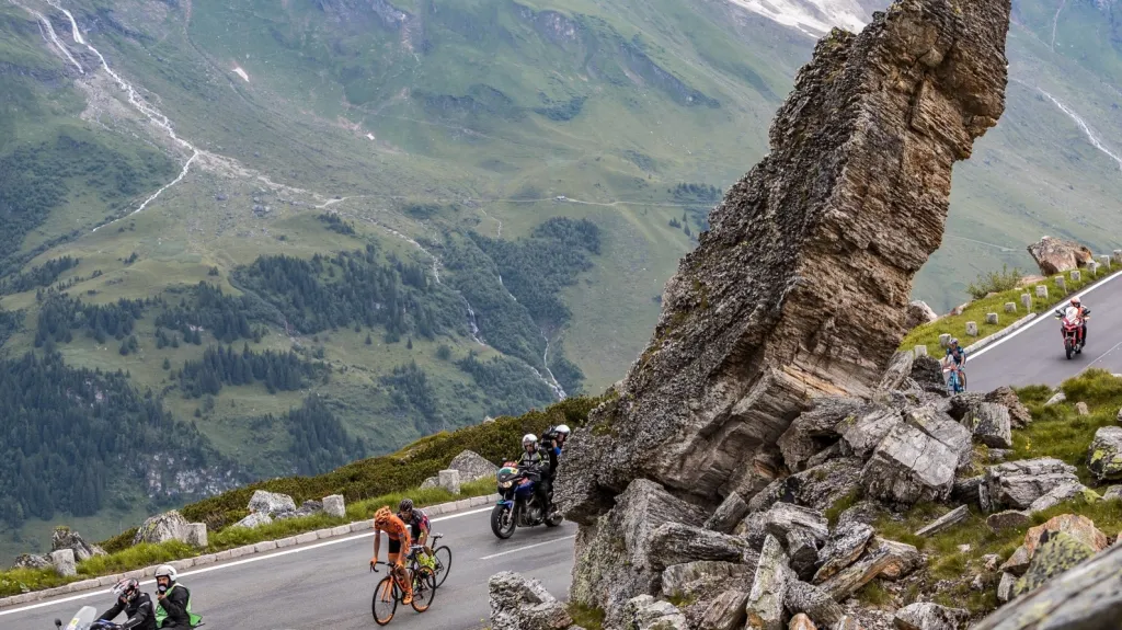Jan Hirt (v oranžovém) v čele etapy na závodě Kolem Rakouska