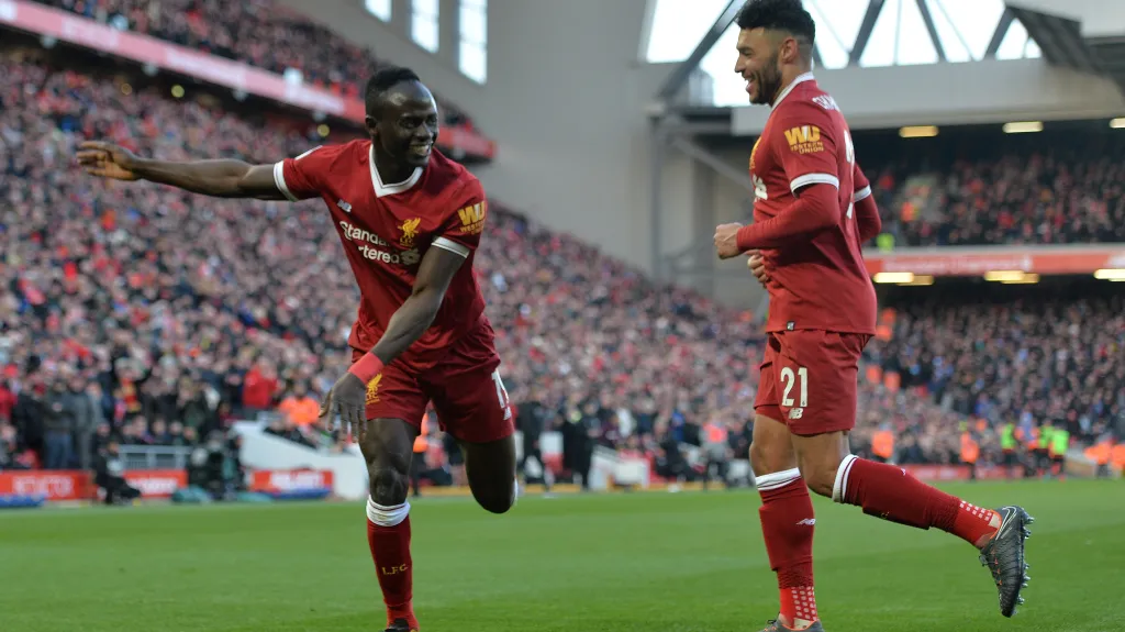 Sadio Mané (vlevo) se raduje z gólu se spoluhráčem z Liverpoolu Alexem Oxladem-Chamberlainem