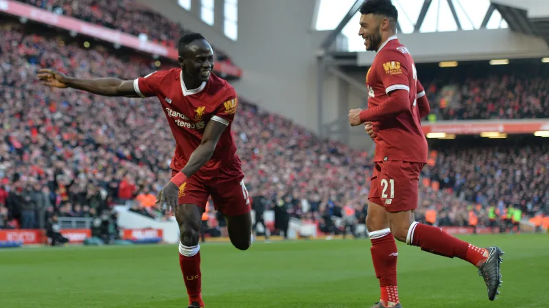 Sadio Mané (vlevo) se raduje z gólu se spoluhráčem z Liverpoolu Alexem Oxladem-Chamberlainem
