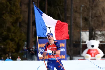 Julia Simonová v únoru v cíli vítězné ženské francouzské štafety v Lenzerheide