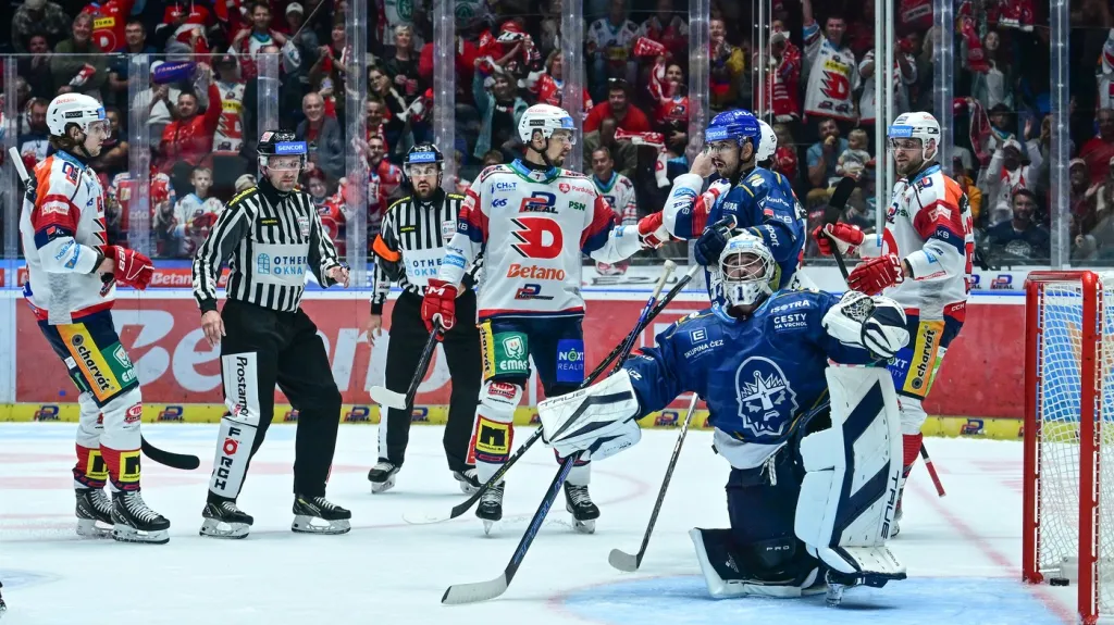 Brankář Kladna Adam Brízgala inkasuje další gól od hráčů Pardubic