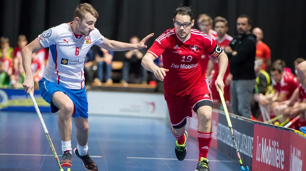 Švýcar Matthias Hofbauer (vpravo) v utkání s Českem