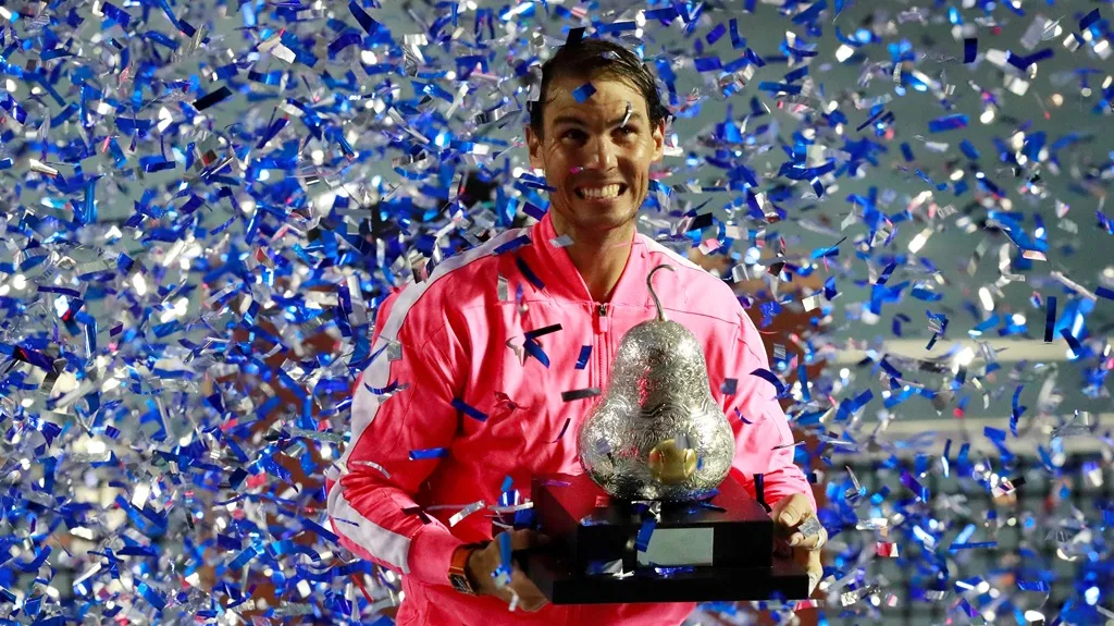 Rafael Nadal s trofejí pro vítěze turnaje v Acapulcu