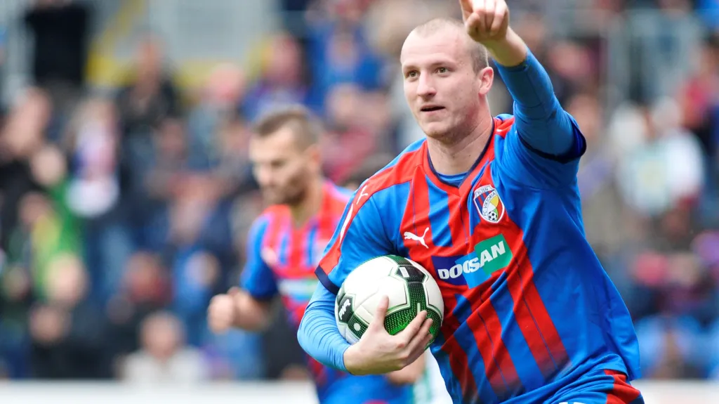 Michael Krmenčík oslavuje sedmou branku, kterou dal v tomto ročníku