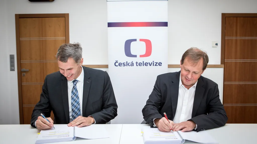 Předseda ČOV Jiří Kejvala (vlevo) a generální ředitel ČT Petr Dvořák podepisují smlouvu o spolupráci