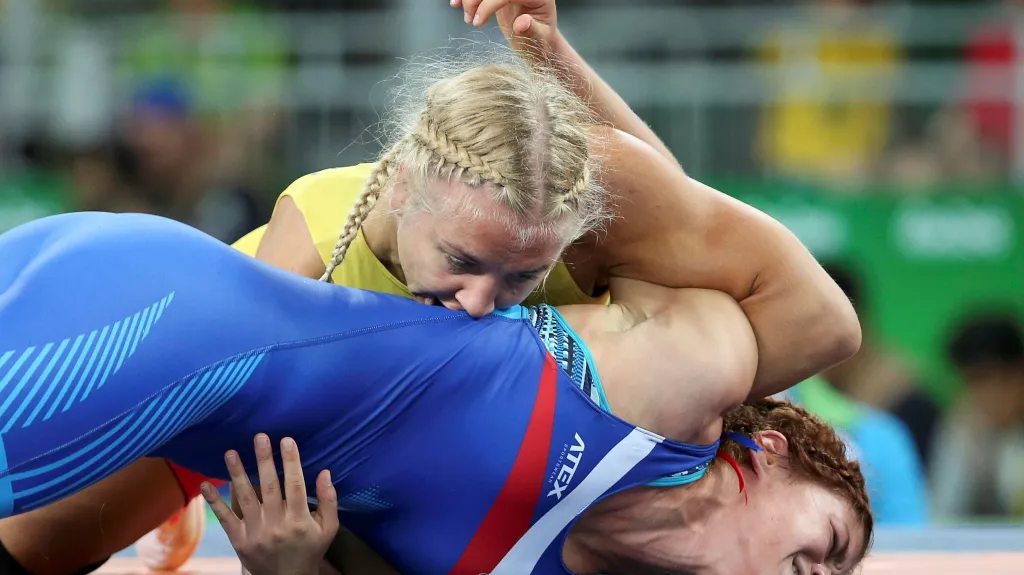 Česká zápasnice Adéla Hanzlíčková (dole) v souboji s Hannou Katarinou Johanssonovou ze Švédska