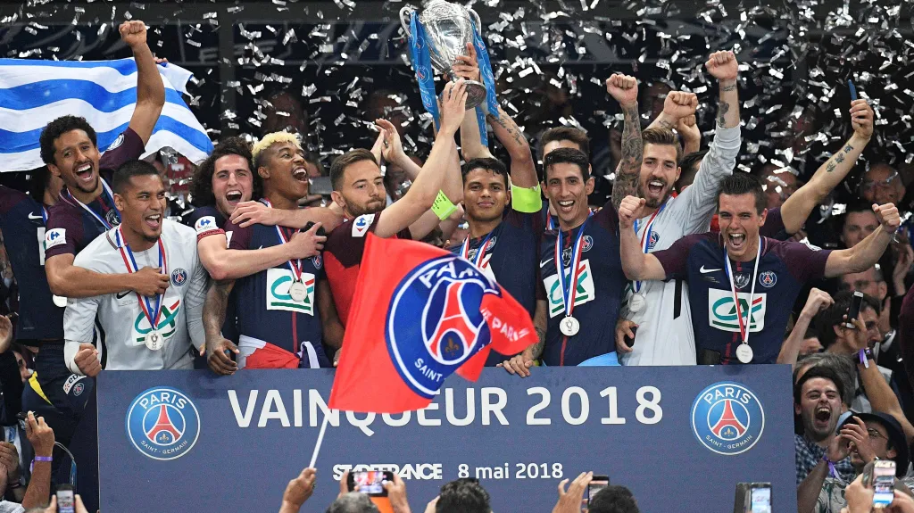 Fotbalisté PSG společně s kapitánem Les Herbiers Sebastienem Flochonem (červený dres) slaví výhru ve Francouzském poháru
