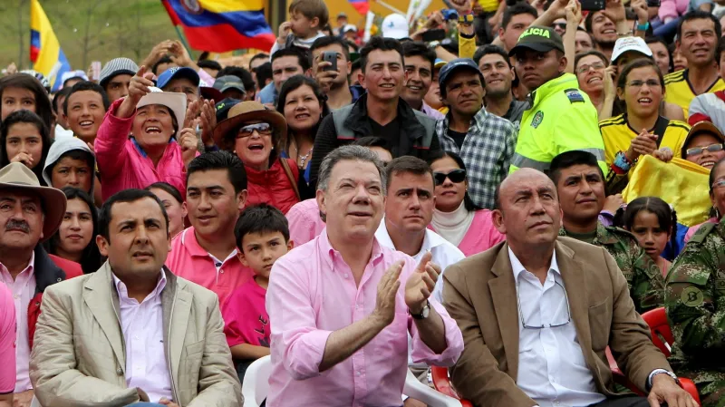 Kolumbijský prezident Juan Manuel Santos v růžovém sleduje závěr Gira