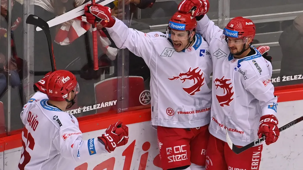 Libor Hudáček (vpravo) slaví se spoluhráči