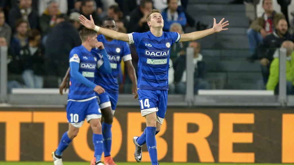 Jakub Jankto slaví branku do sítě Juventusu