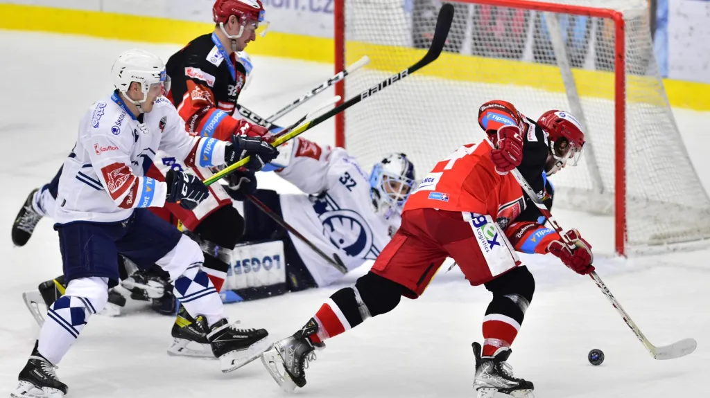 Kevin Klíma z Hradce Králové střílí gól do sítě Plzně