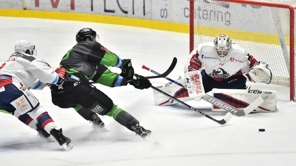 Pardubický brankář Kacetl zasahuje proti nájezdu Žejdla z Mladé Boleslavi