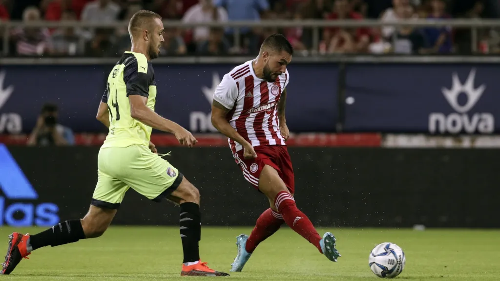 Luděk Pernica v utkání s Olympiakosem