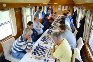 Šachisté při hře v jedoucím vlaku