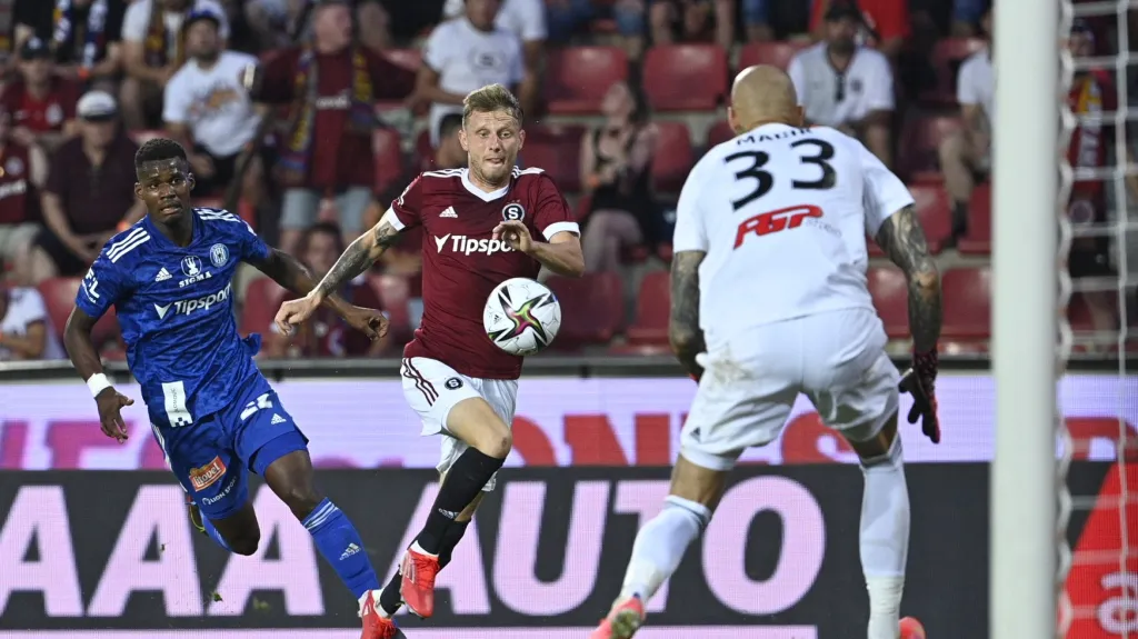 Florent Poulolo z Olomouce (vlevo) v utkání na Letné