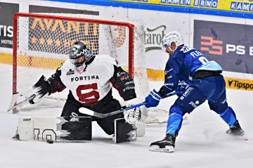 Jakub Flek z Komety dotírá na brankáře Sparty Jakuba Kováře