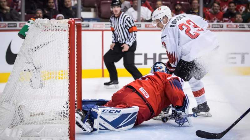 Brankář Lukáš Dostál na juniorském šampionátu v zápase proti Švýcarsku