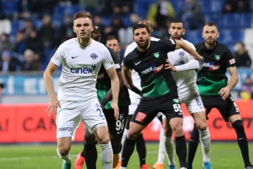 Tomáš Břečka (v popředí) v dresu Kasimpasy