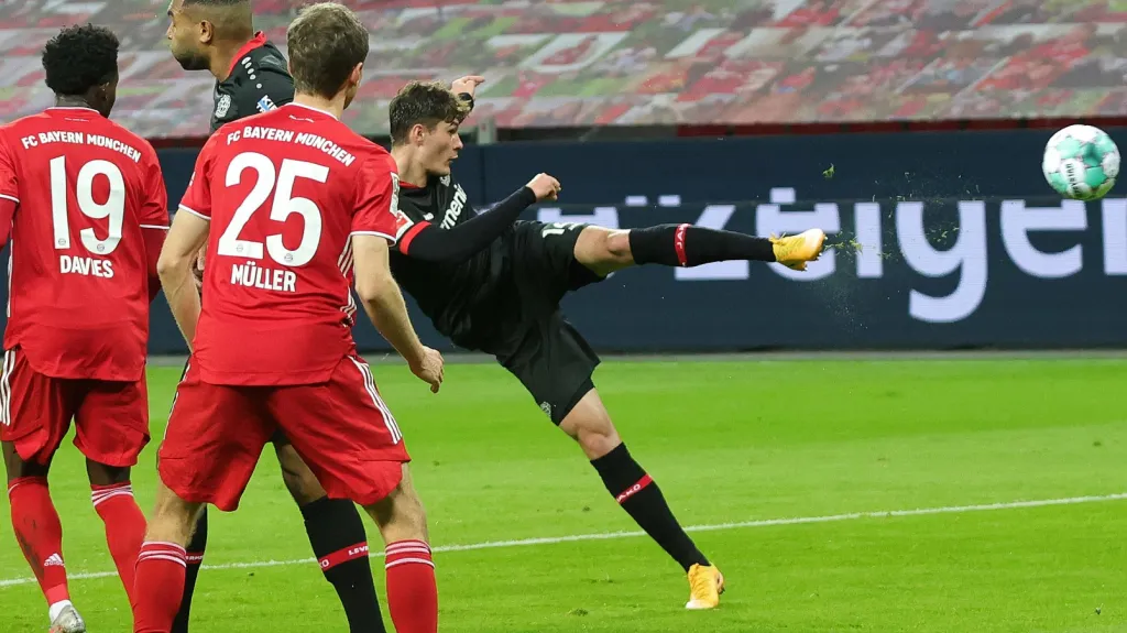 Patrik Schick z Leverkusenu střílí gól do sítě Bayernu