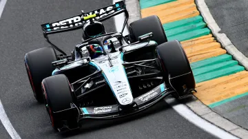 Kvalifikaci v Austrálii ovládly mercedesy, Verstappen boural