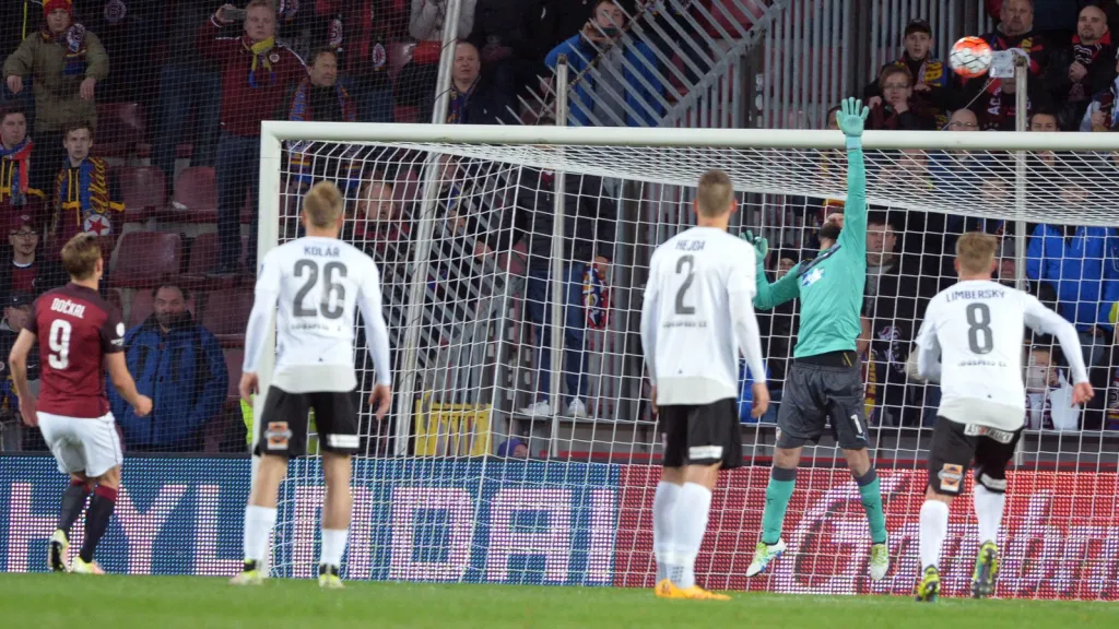 Bořek Dočkal v klíčovém okamžiku utkání neproměňuje penaltu