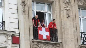 Švýcaři sledují dění na náměstí Charůlese de Gaulla z nadhledu