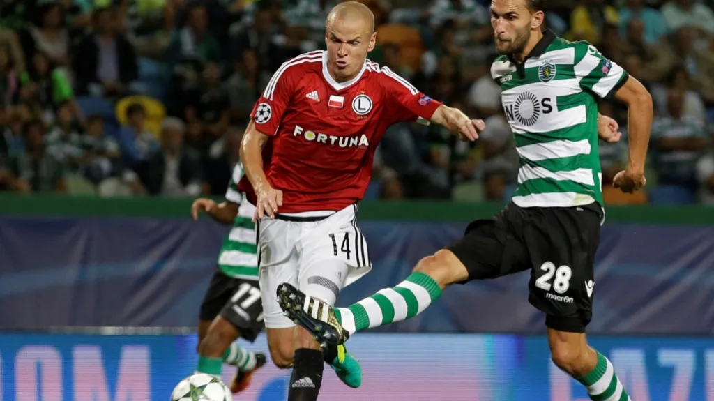 Adam Hloušek (vlevo) v utkání proti Sportingu Lisabon